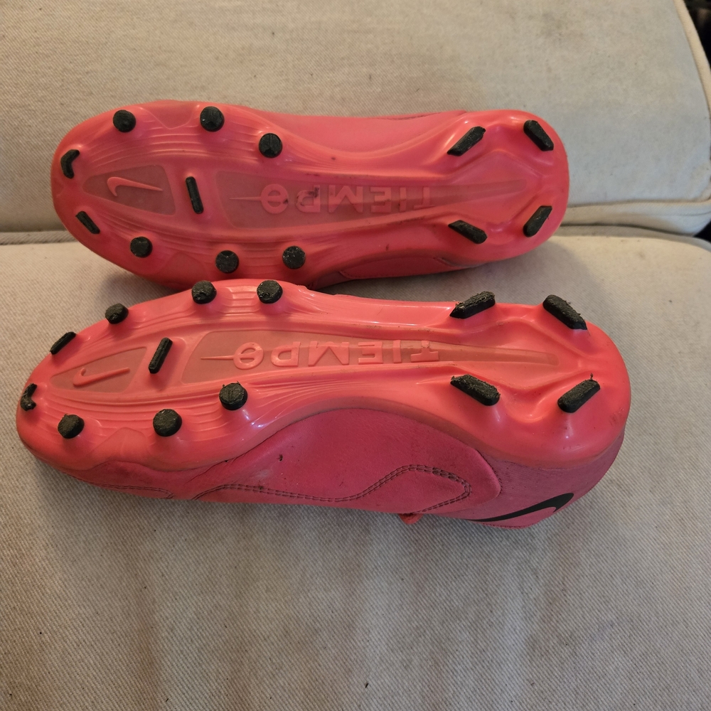 Nike‎ Tiempo Pink Soccer Shoes - Picture 2 of 3